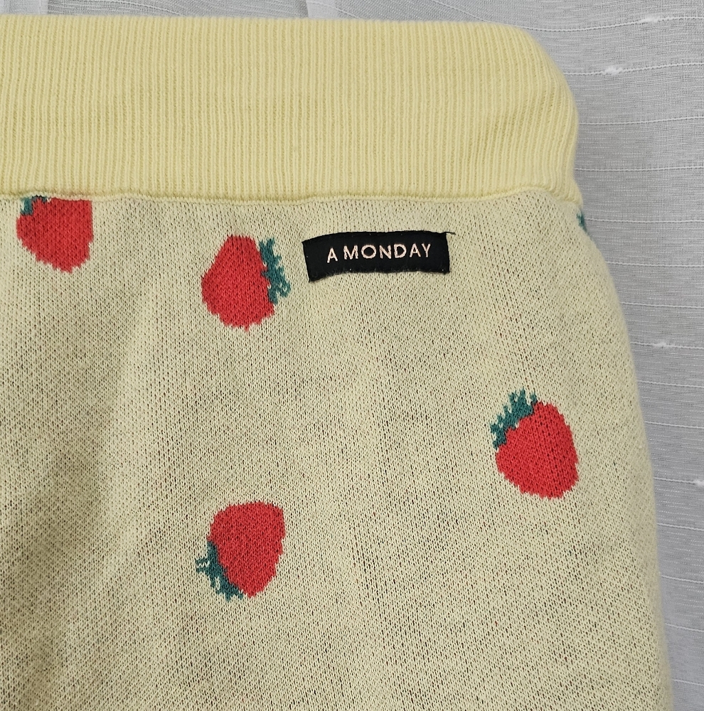 A MONDAY IN COPENHAGEN Andie Knit Yellow Strawberry Patterned Short Size 10 - Picture 5 of 9